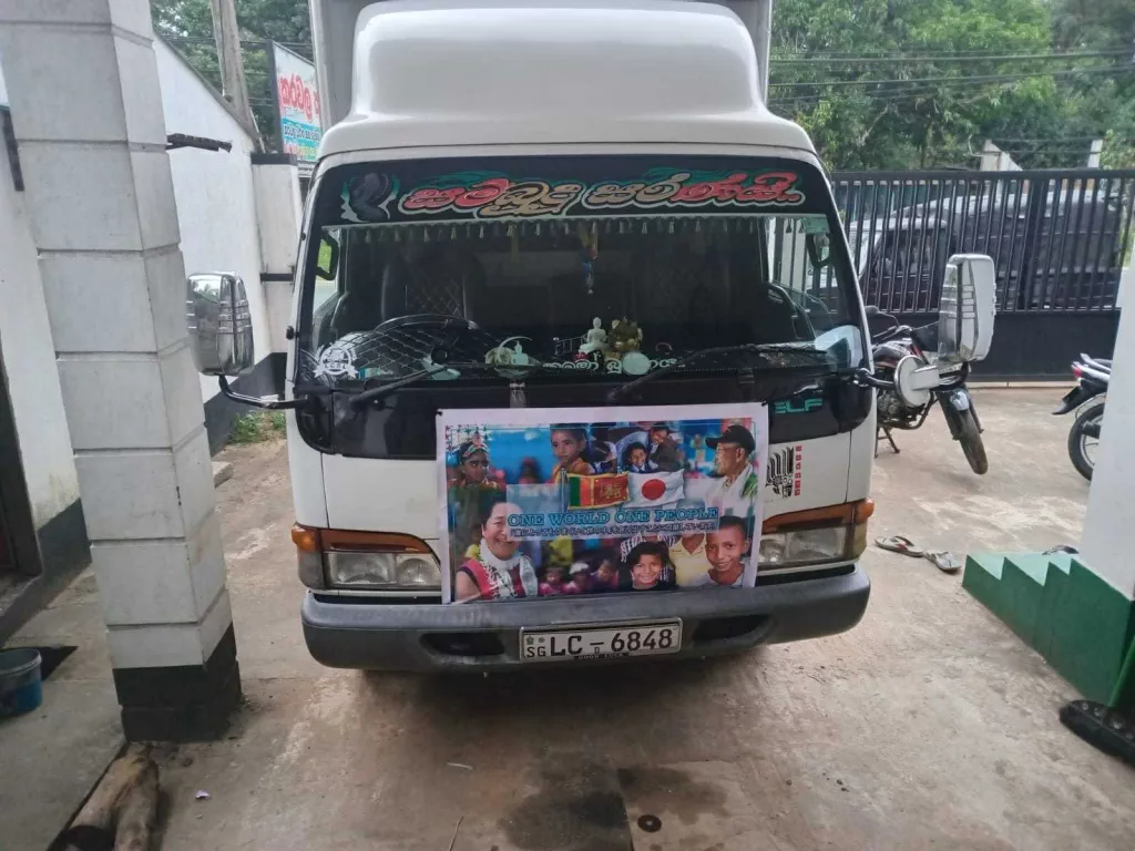 OWOPの旗をつけた車で イメージ